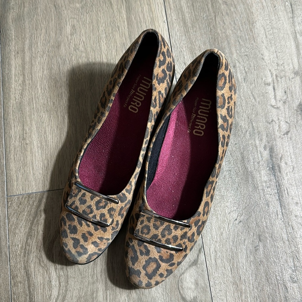 ⭐️⭐️MUNRO LEOPARD PRINT WITH BUCKLE BLOCK WOOD HEEL!!